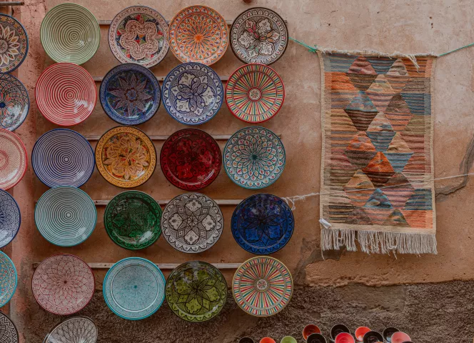 Céramiques colorées dans un marché marocain