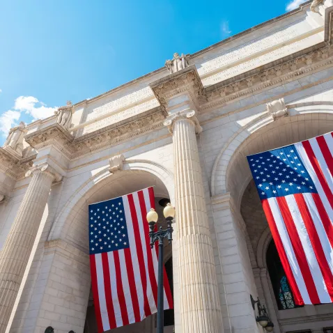 Drapeau américain devant la gare de Washington