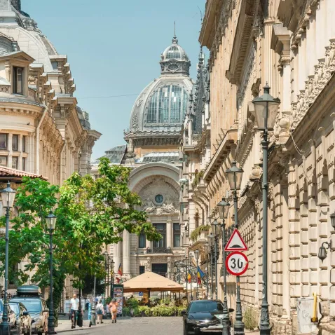 Ruelles de Bucarest et vue sur le Palais des Dépôts et Consignations