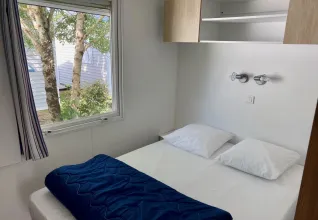 Mobil-home confort 4 pers : chambre avec lit double