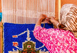 Femme berbère tissant des textiles